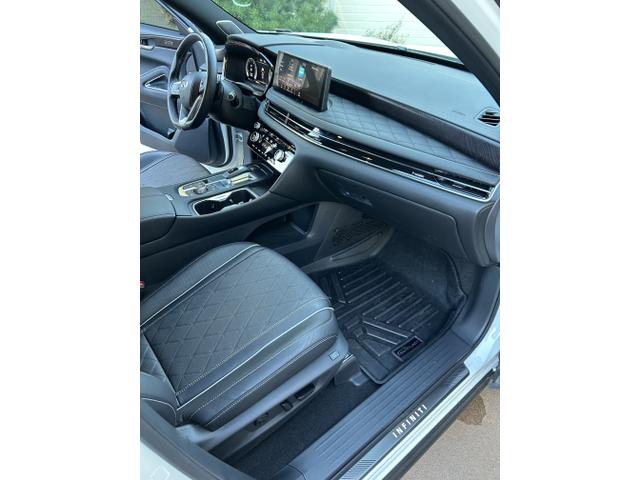 Photo of 2023 White INFINITI QX60