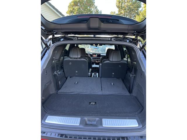 Photo of 2023 White INFINITI QX60