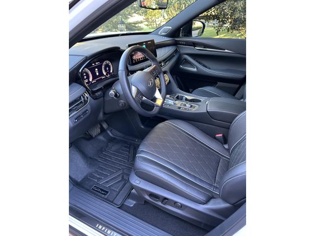 Photo of 2023 White INFINITI QX60