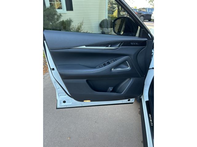 Photo of 2023 White INFINITI QX60