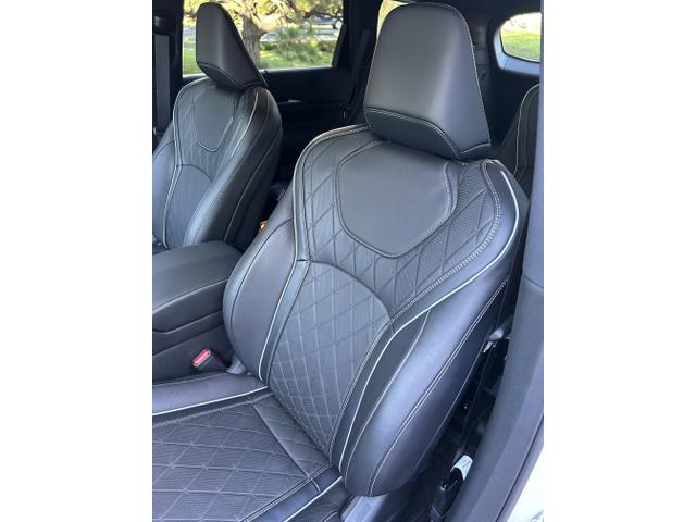 Photo of 2023 White INFINITI QX60