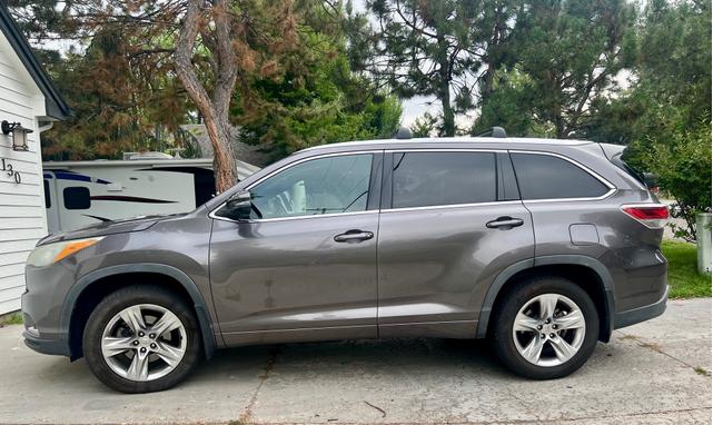 Photo of 2015 Gray Toyota Highlander