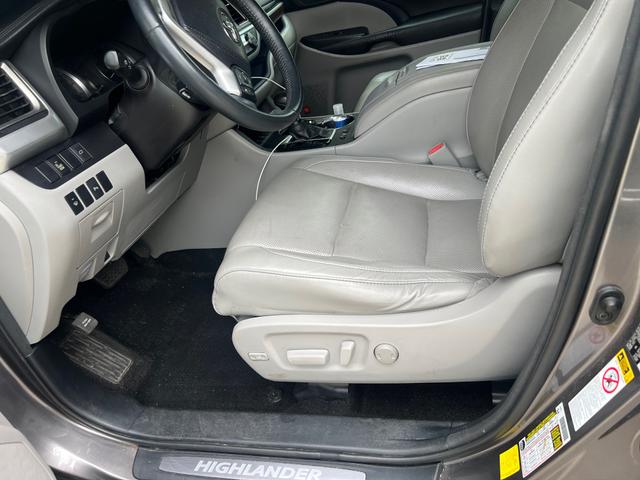 Photo of 2015 Gray Toyota Highlander