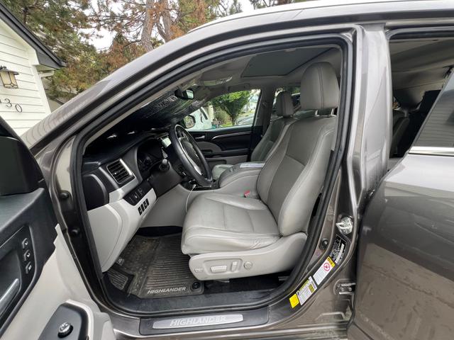 Photo of 2015 Gray Toyota Highlander