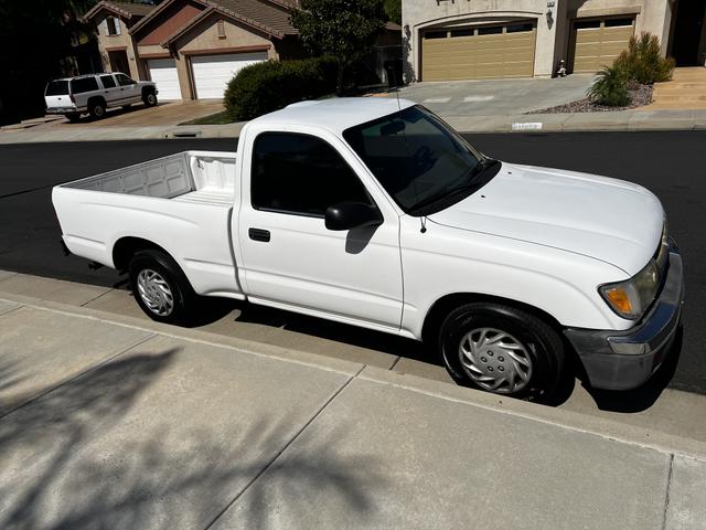 Photo of 2000 White Toyota Tacoma