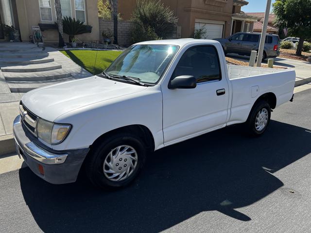 Photo of 2000 White Toyota Tacoma