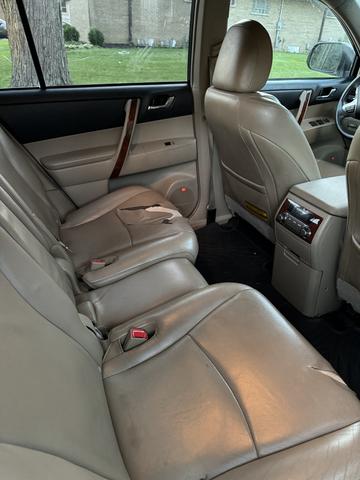 Photo of 2012 White Toyota Highlander