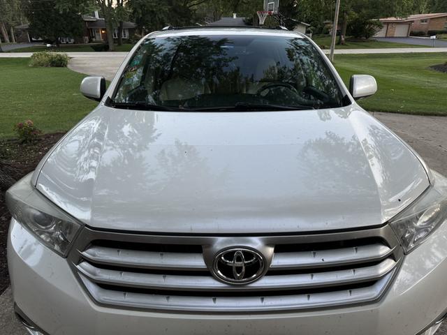 Photo of 2012 White Toyota Highlander