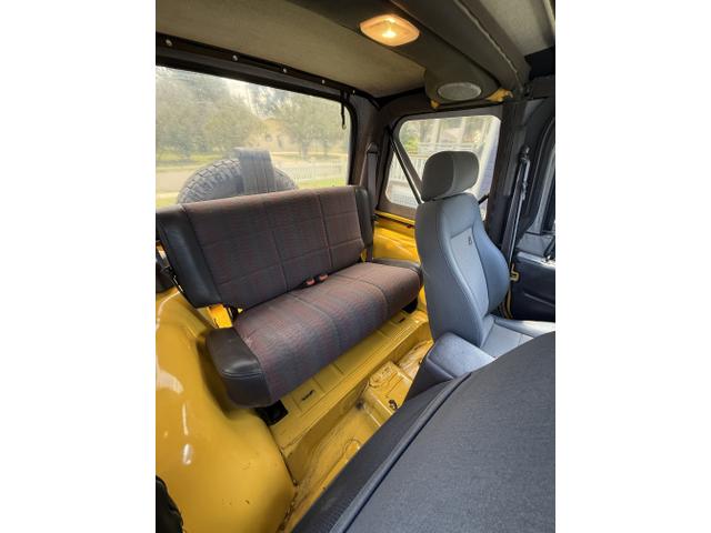 Photo of 2000 Yellow Jeep Wrangler