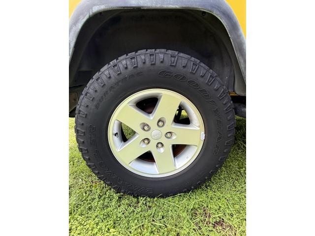 Photo of 2000 Yellow Jeep Wrangler