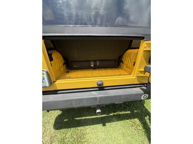 Photo of 2000 Yellow Jeep Wrangler