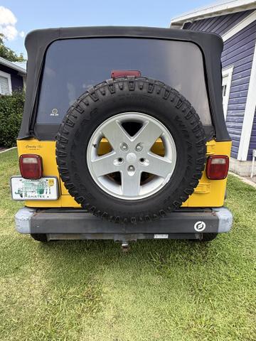 Photo of 2000 Yellow Jeep Wrangler