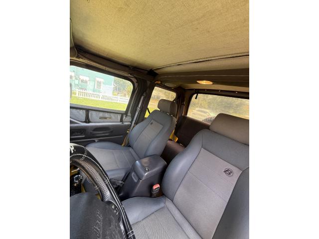 Photo of 2000 Yellow Jeep Wrangler