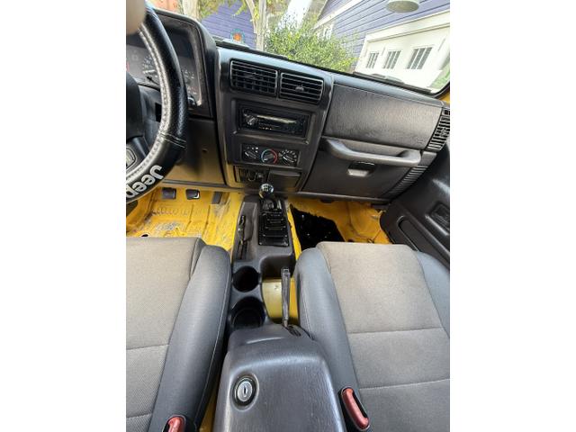Photo of 2000 Yellow Jeep Wrangler