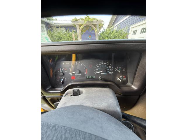 Photo of 2000 Yellow Jeep Wrangler
