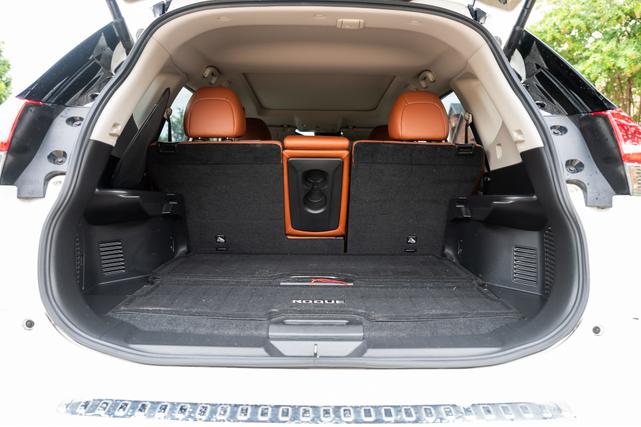 Photo of 2018 White Nissan Rogue