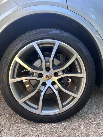Photo of 2020 Silver Porsche Cayenne