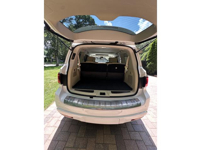 Photo of 2019 White INFINITI QX80