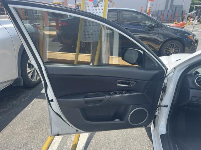 Photo of 2007 White Mazda Mazda3