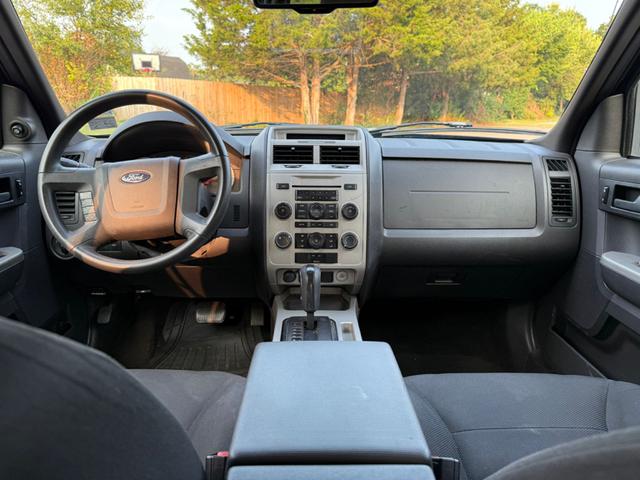 Photo of 2008 Gray Ford Escape