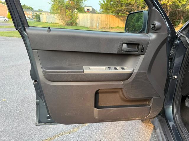 Photo of 2008 Gray Ford Escape