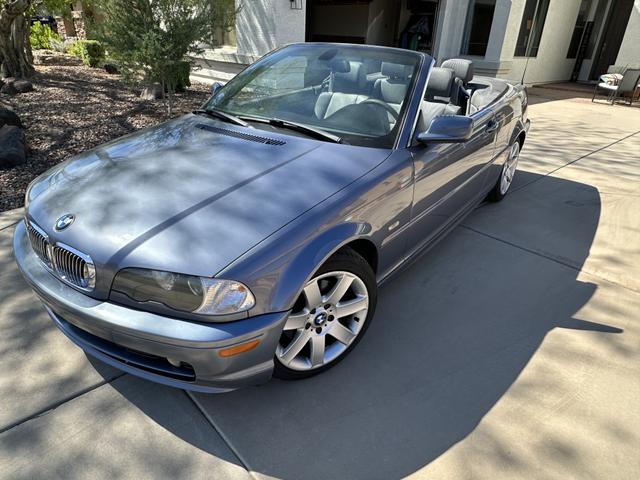 Photo of 2003 Blue BMW 325