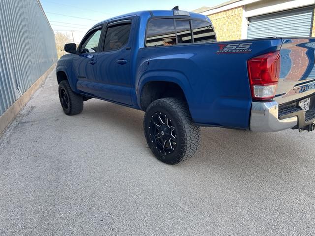 Photo of 2016 Blue Toyota Tacoma