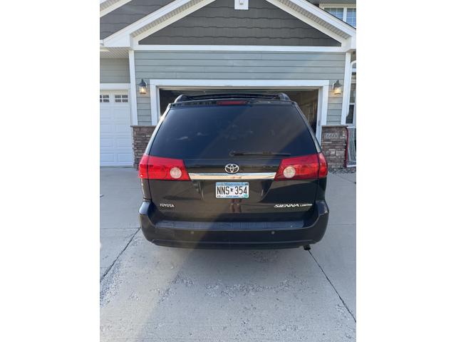 Photo of 2010 Black Toyota Sienna
