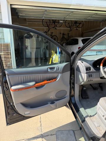 Photo of 2010 Black Toyota Sienna
