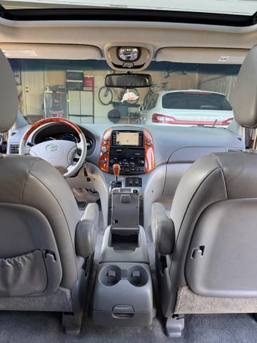 Photo of 2010 Black Toyota Sienna