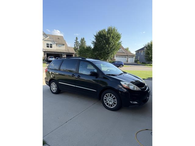 Photo of 2010 Black Toyota Sienna