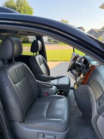 Photo of 2010 Black Toyota Sienna
