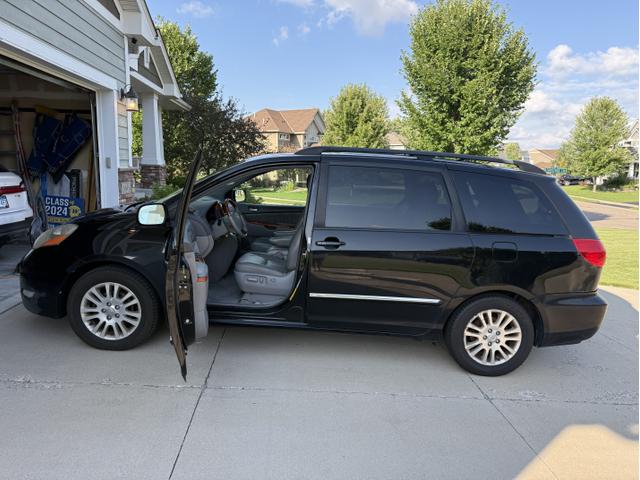 Photo of 2010 Black Toyota Sienna