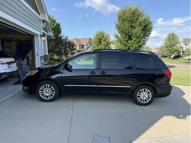 Photo of 2010 Black Toyota Sienna