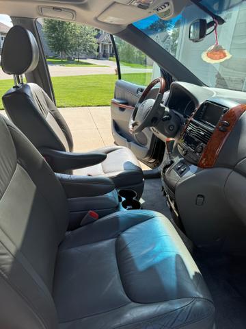 Photo of 2010 Black Toyota Sienna