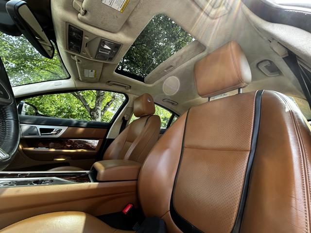 Photo of 2015 White Jaguar XF