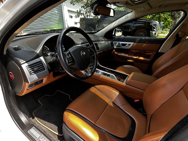 Photo of 2015 White Jaguar XF
