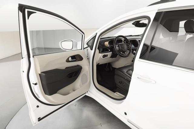 Photo of 2017 White Chrysler Pacifica
