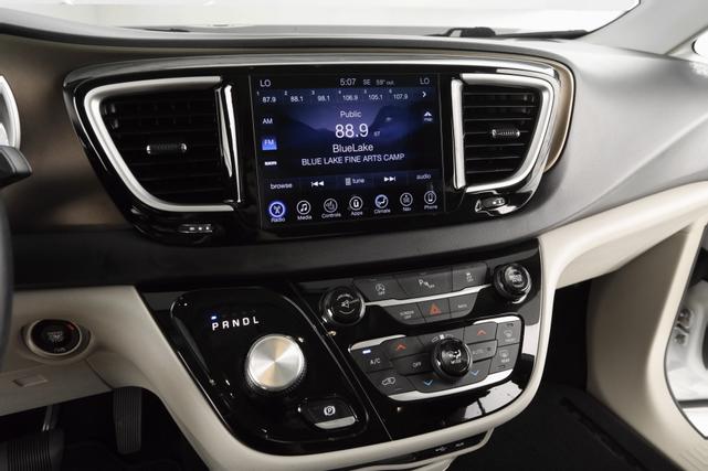 Photo of 2017 White Chrysler Pacifica