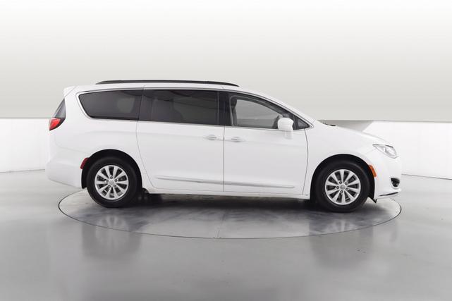 Photo of 2017 White Chrysler Pacifica