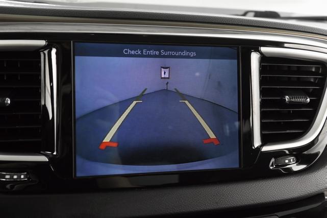 Photo of 2017 White Chrysler Pacifica