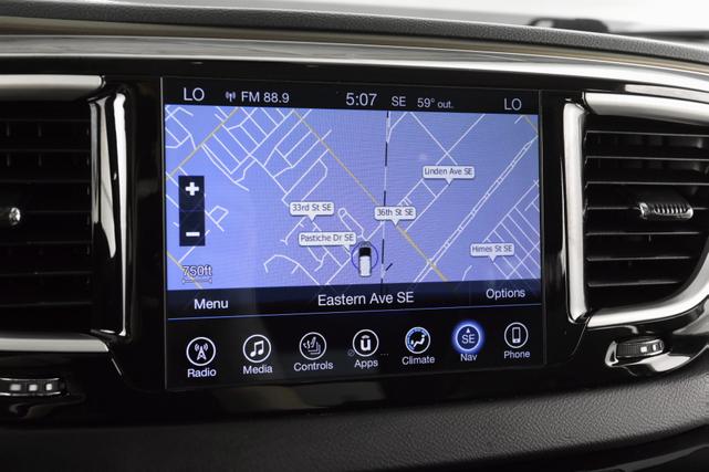 Photo of 2017 White Chrysler Pacifica
