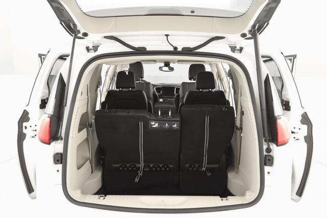 Photo of 2017 White Chrysler Pacifica
