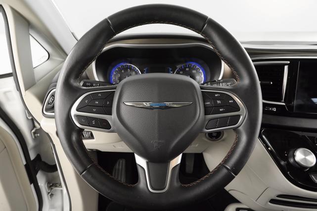 Photo of 2017 White Chrysler Pacifica