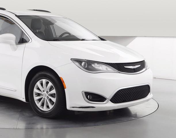 Photo of 2017 White Chrysler Pacifica