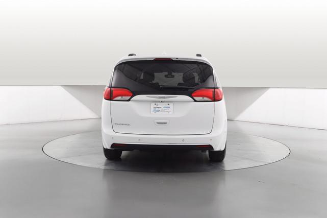 Photo of 2017 White Chrysler Pacifica