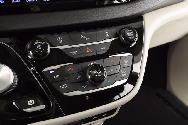 Photo of 2017 White Chrysler Pacifica