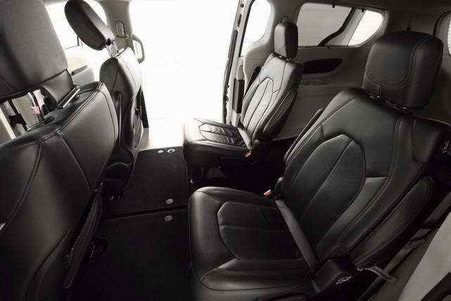 Photo of 2017 White Chrysler Pacifica