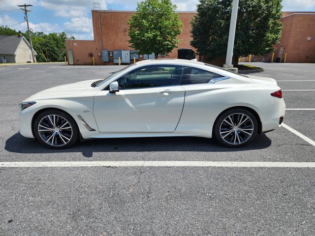 Photo of 2017 White INFINITI Q60