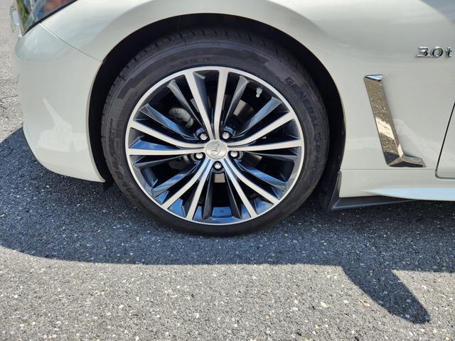 Photo of 2017 White INFINITI Q60